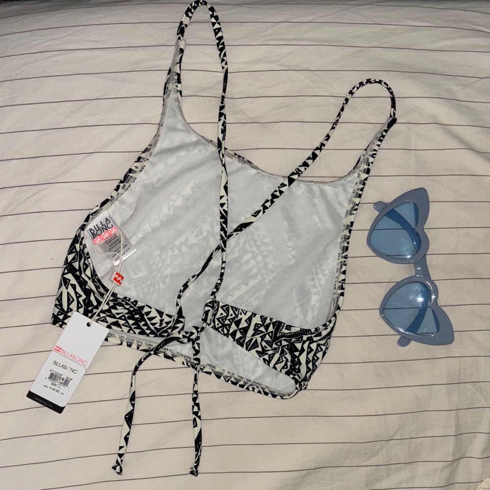 NWT Billabong Black and White Geometric Patterned Bikini Top